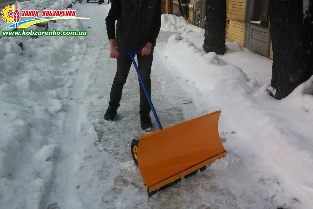 Лопата для уборки снега на колесах